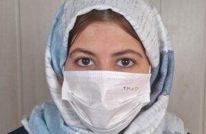 صورة واضحة للعين تُظهر اللون البني الطبيعي قبل الخضوع لعملية تغيير لون القرنية.